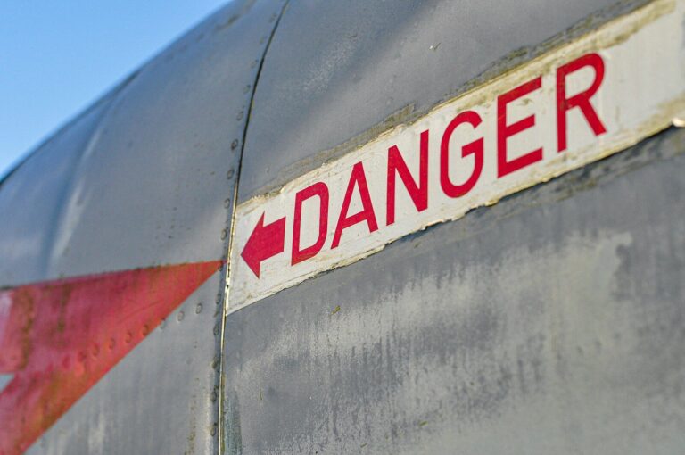 a red and white sign that says danger on it